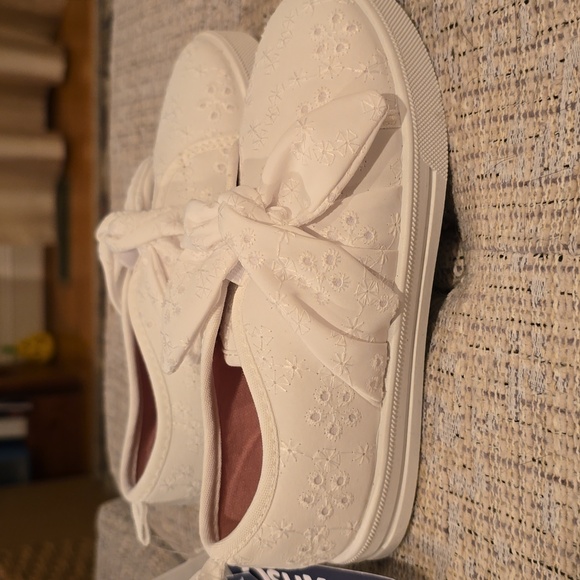 OSHKOSH BRAND TODDLER GIRLS WHITE SLIP-ON EYELET SNEAKERS SIZE 11 - Picture 6 of 15